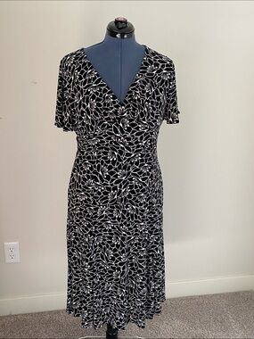 Chaps Black & White Floral V-Neck Midi Dress